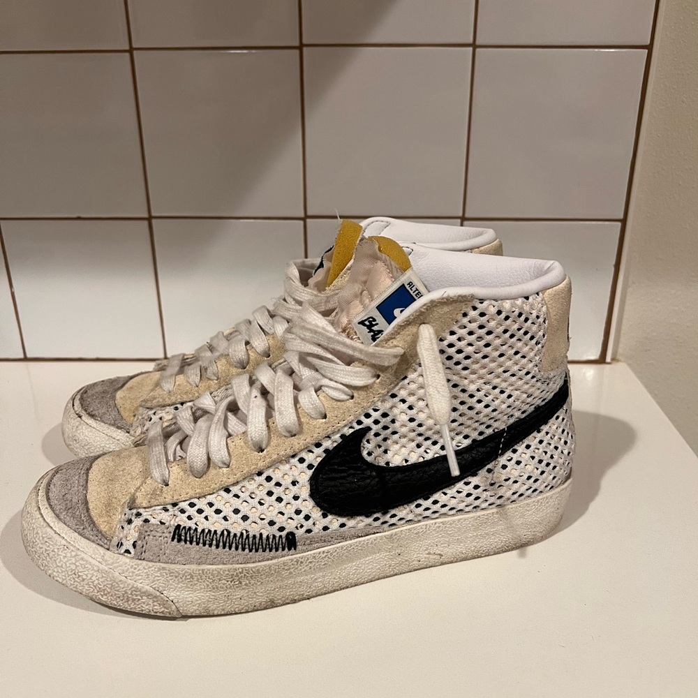 Nike White & Black High-Top Sneakers Size 5.5Y/ 7W EUC